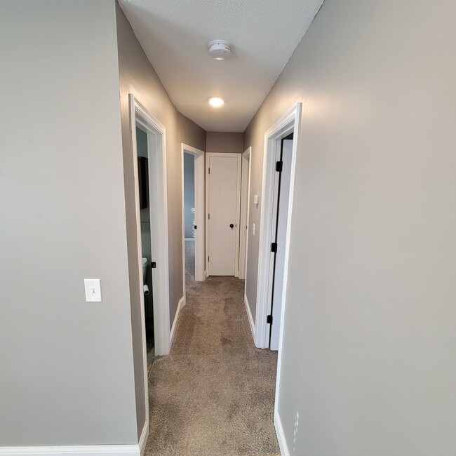 Building Photo - 6668 Sunnyslope Dr