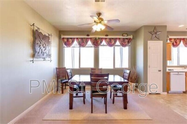 Foto del edificio - 3241 E Fourteen Fairway Dr