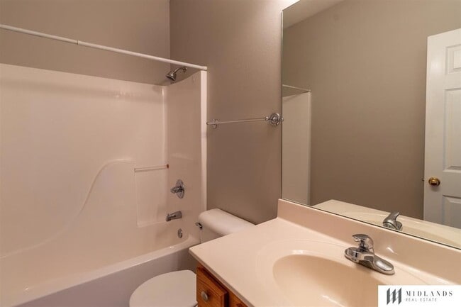 Building Photo - 1007 Woodview Dr