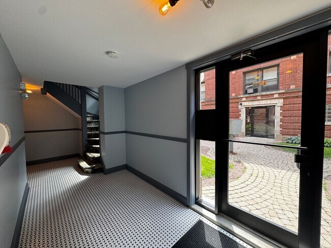 Building Photo - 1 Bedroom in Prime Location Near Loyola Park & Beach!