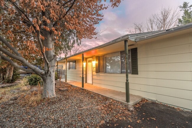 Foto del edificio - Remodeled 3 Bedroom 2 Bathroom Home, yard, carport