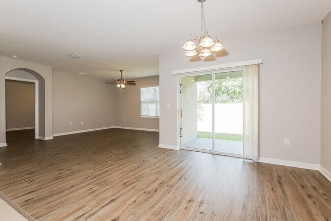 Building Photo - 16471 Little Garden Dr