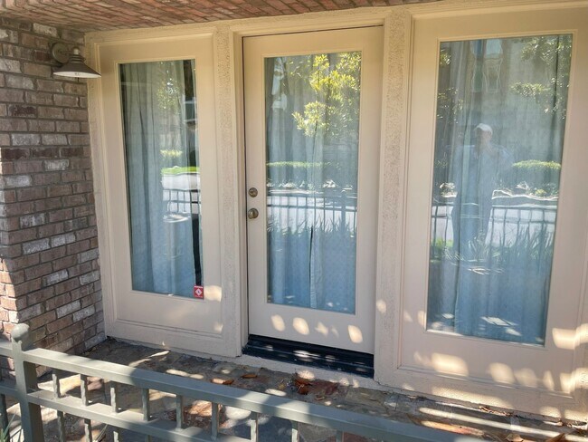 Foto del edificio - 3 Bed + 3.5 Bath + Bonus Room in Tustin Fi...