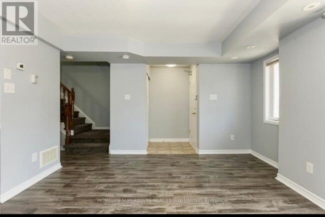Building Photo - 4975-4975 Southampton Dr