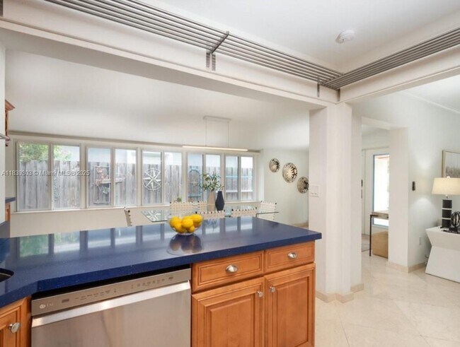 Foto del edificio - 1225 NE 16th Terrace