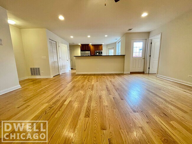 Building Photo - 720 W Buckingham Pl