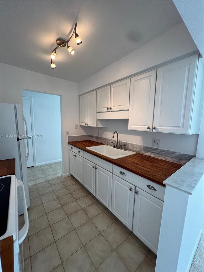 Building Photo - 125 Shore Ct