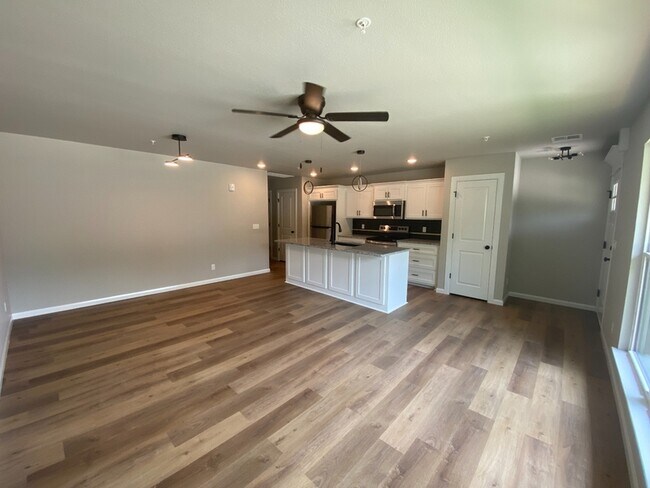 Foto del edificio - 207 E 3rd St