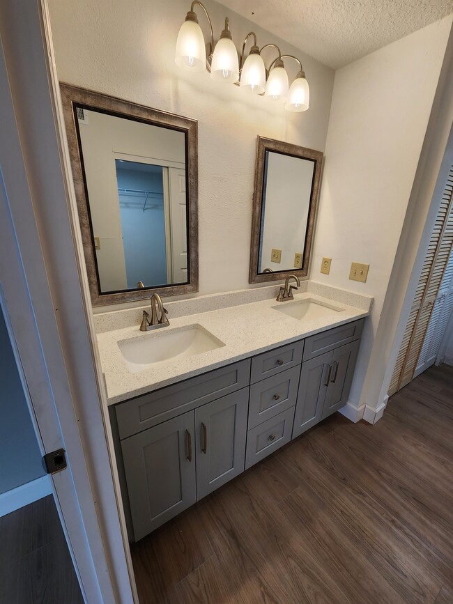 Photo - 5265 Vineland Rd Townhome