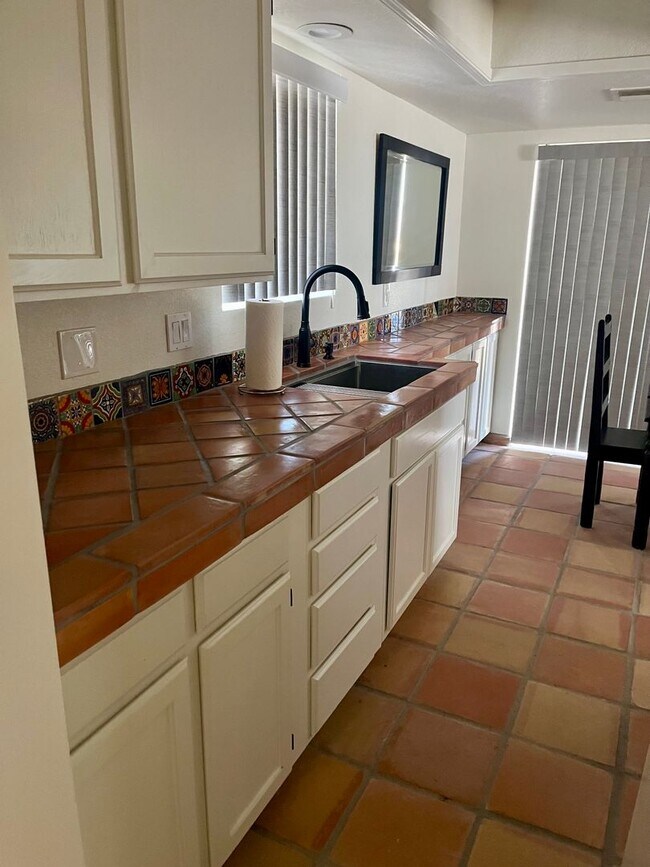 Building Photo - Winter 24/25 Furnished Rental - October th...
