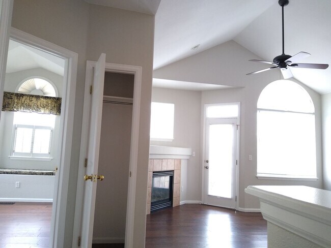 Foto del edificio - Stunning Highlands Ranch Townhome