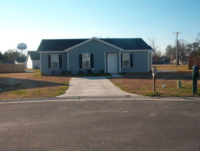 Building Photo - Quaint City Living