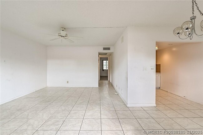 Building Photo - 167 Grantham E