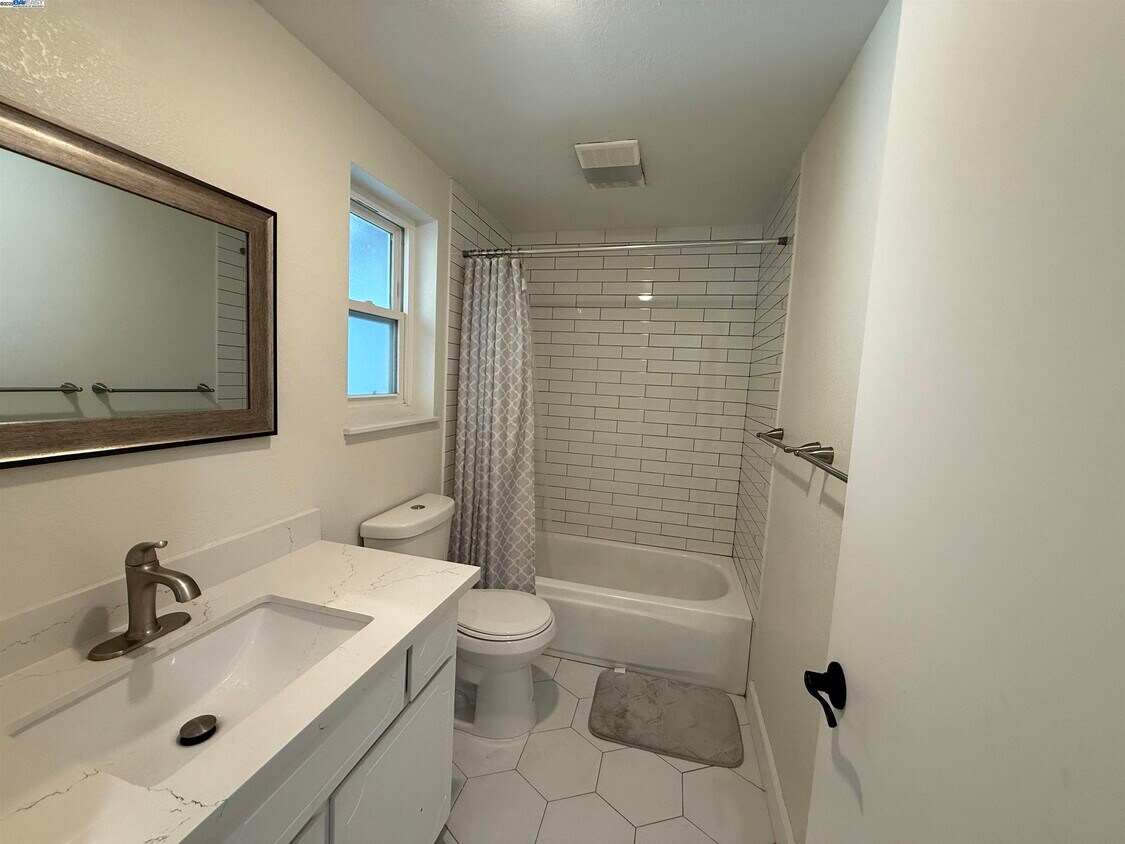 Primary Photo - 91 Fountainhead Ct