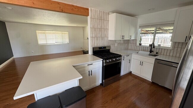 Foto del edificio - 1787 Pinon Ave