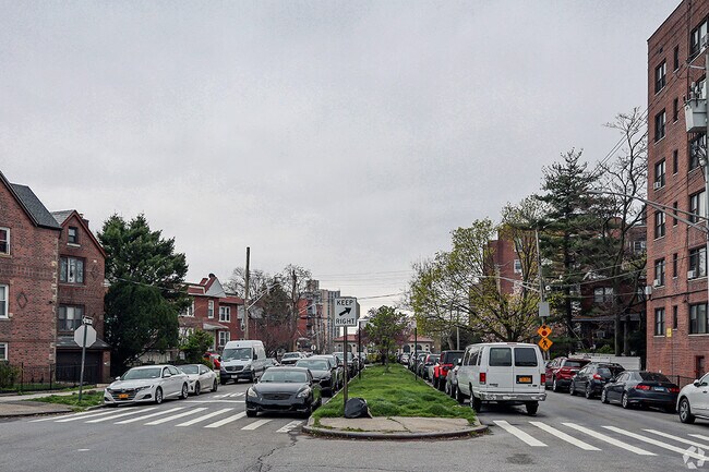 There are a variety of housing options in Bronxdale.