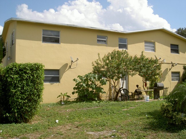 Building Photo - 1220 SW 26th St