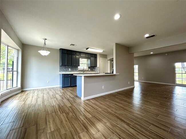 Foto del edificio - 5926 Darkwood Dr