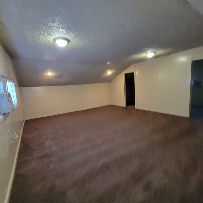 Building Photo - Spacious 4 bedroom