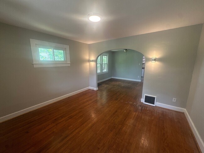 Foto del edificio - 2227 E Riverside Dr