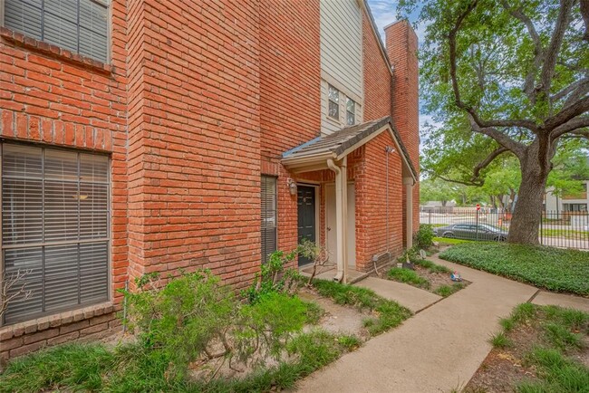 Building Photo - 2211 S Kirkwood Rd