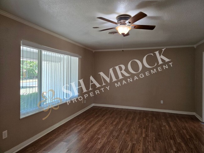Building Photo - 409 Sharron Dr