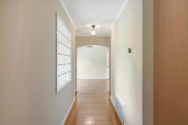 Building Photo - 733 Santa Rita Ave