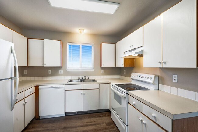 Building Photo - Free September Rent! Updated 5 Bed 2 Bath ...