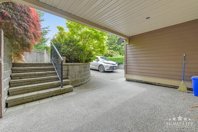 Building Photo - Bright & Spacious 2 Bedroom Basement Suite in South Surrey