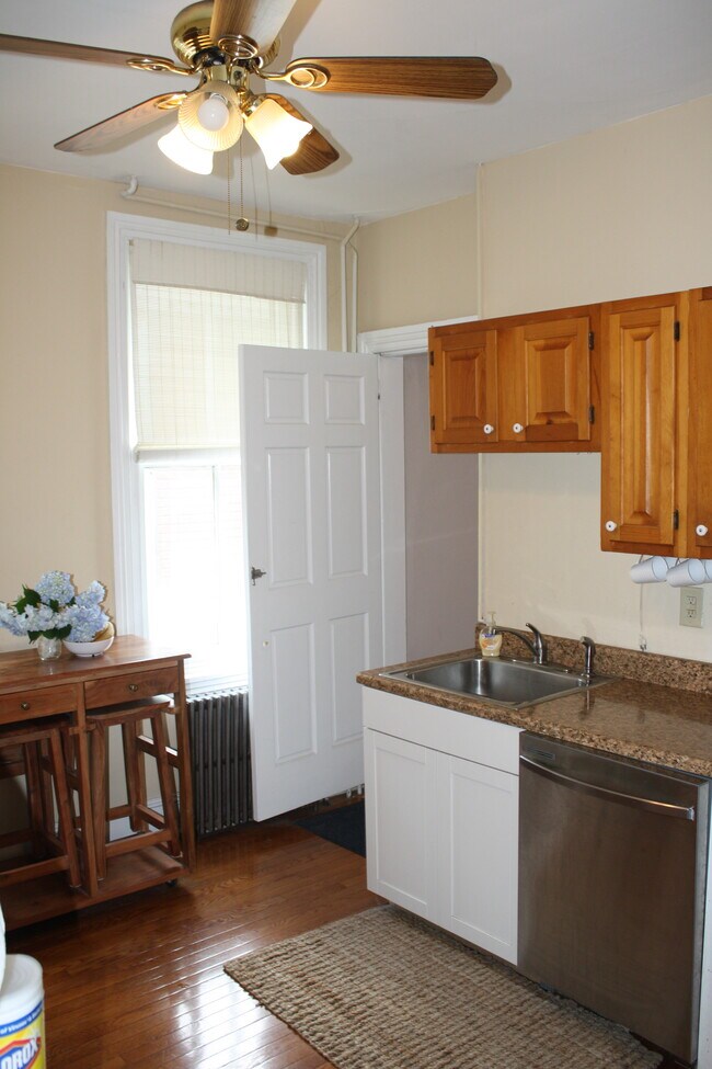Kitchen - with ceiling fan - 215 S New St