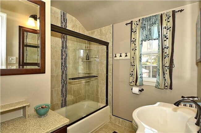 bañera en el baño uno - 2604 Parker Ave