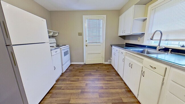 Building Photo - 2nd floor Apartment