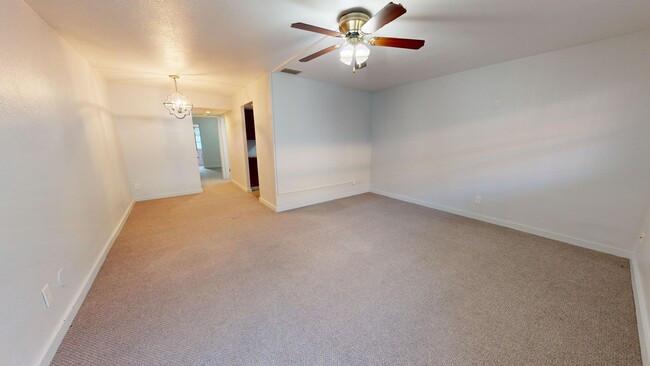 Building Photo - First Floor 1/1 + Bonus in Tyrone Condo, O...