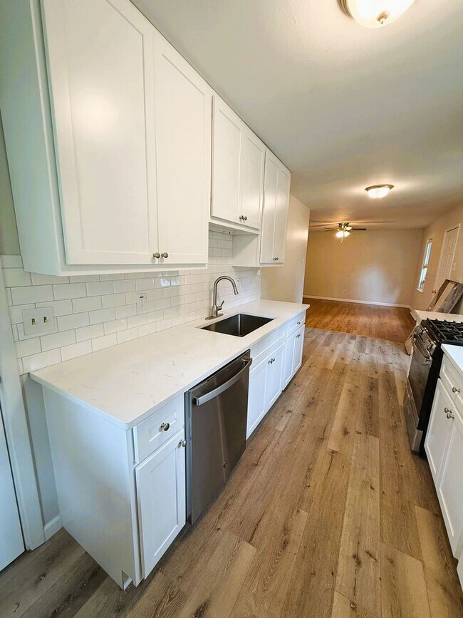 Foto del edificio - Fully Rehabbed 3 bedroom, 1 bathroom Renta...