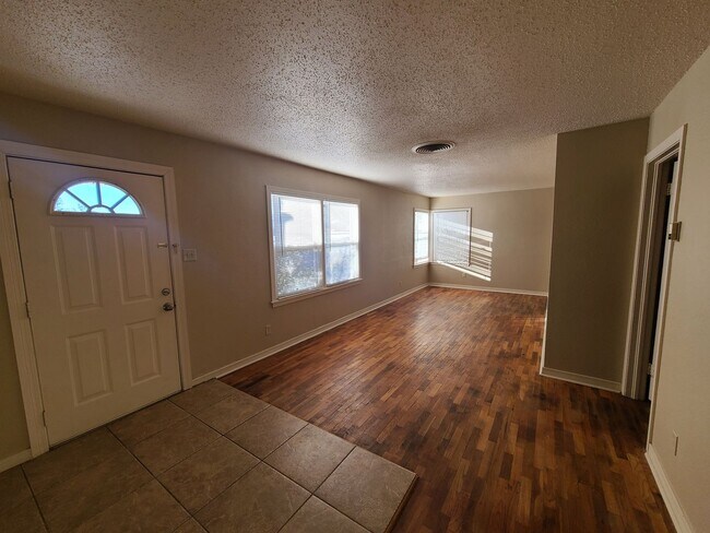 Foto del edificio - Great spacious 3 bedroom 2 bath in Wolflin!