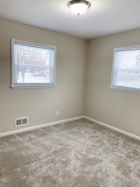 Foto del edificio - 240 W Laflin Ave