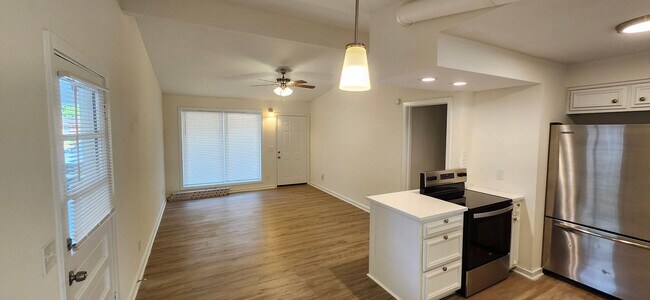 Building Photo - 3 bedroom home near Ft Moore!