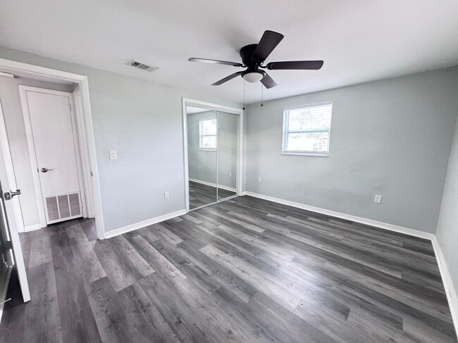 Building Photo - 2 Bedroom 1 Bath Duplex with Washer/Dryer!...