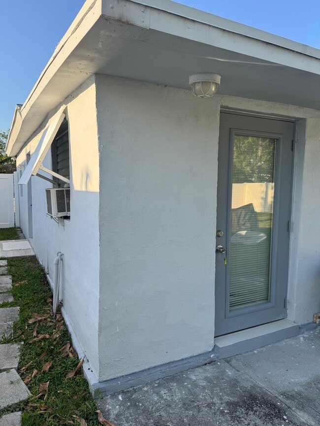 Building Photo - 6242 SW 24th St