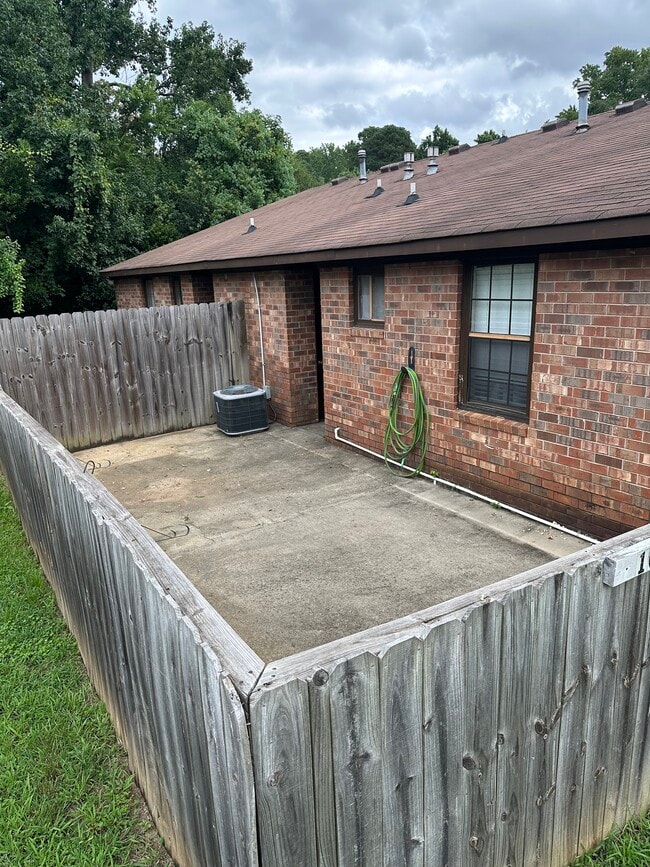 Building Photo - 104 Samarya Ln