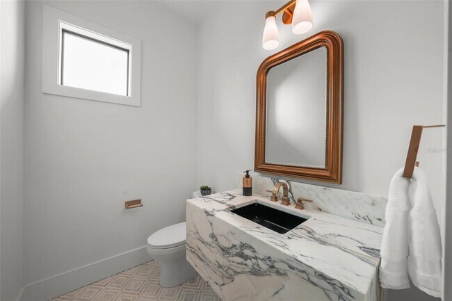 Building Photo - 5024 W Dickens Ave