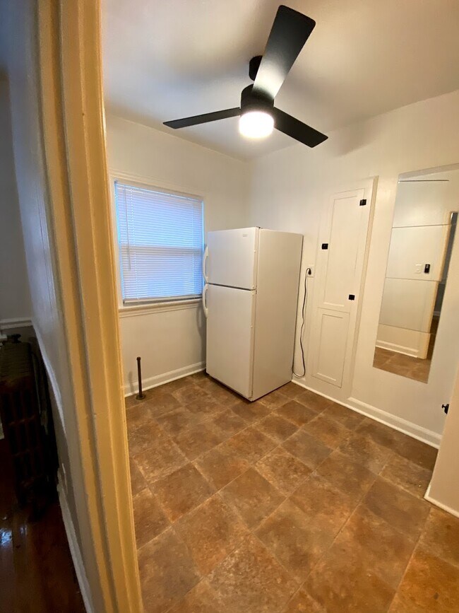 Building Photo - Apartment in the Avenues!