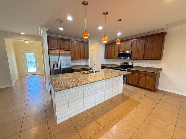 Building Photo - Spacious Groveland Home