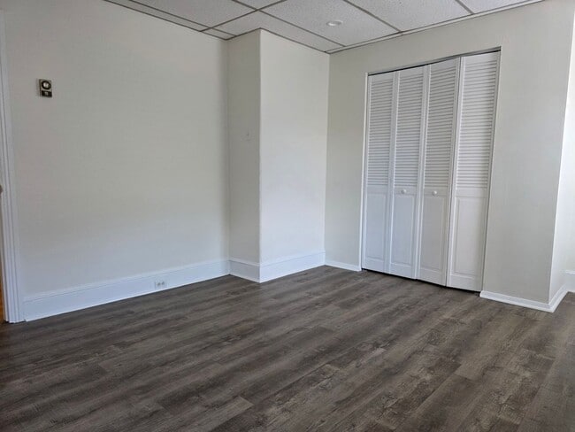 Building Photo - 1420 N Van Buren St