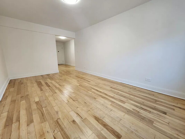Building Photo - "Charming 1-Bed Oasis in Jackson Heights: 800 Sq. Ft. with Beautiful Hardwood Floors!"