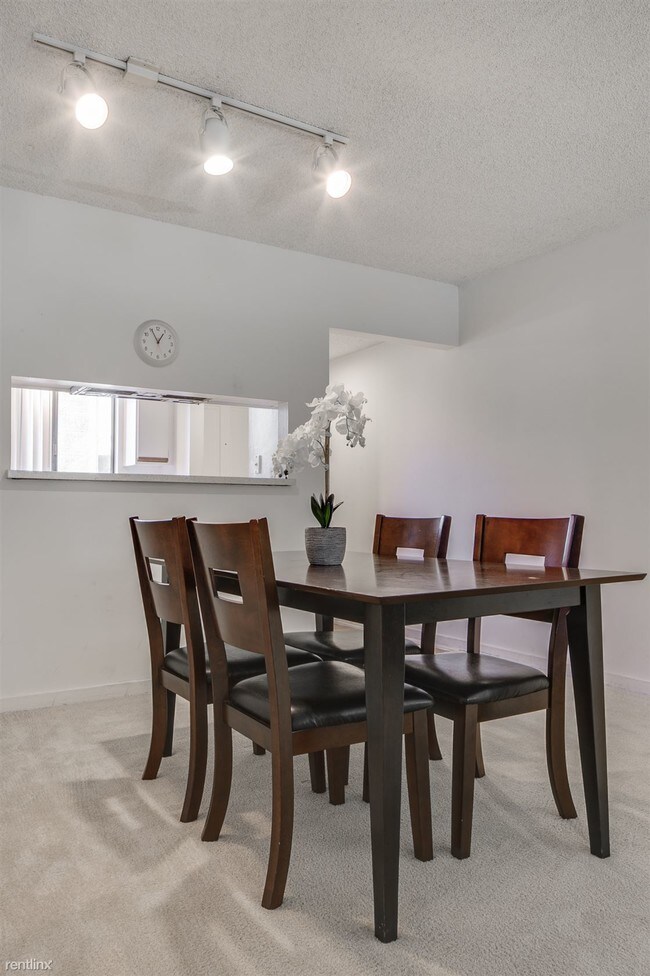 Building Photo - 2 br, 2 bath Apartment - 3700 Parkview Ln