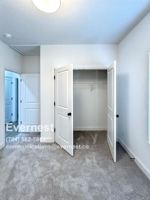 Building Photo - 411 S Spargo St