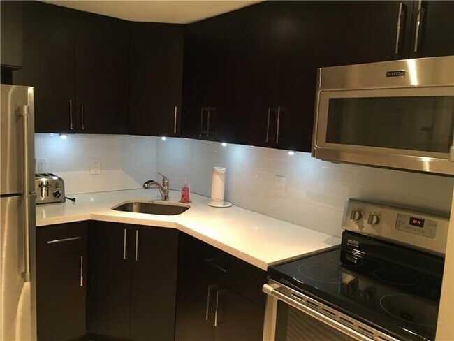 Building Photo - 659 W Oakland Park Blvd