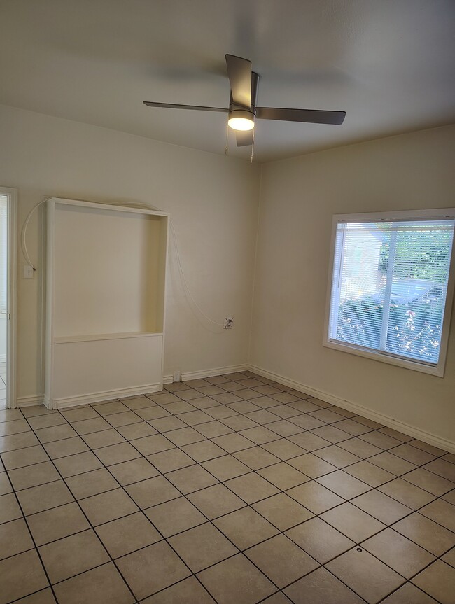 Building Photo - 818 E Rte 66