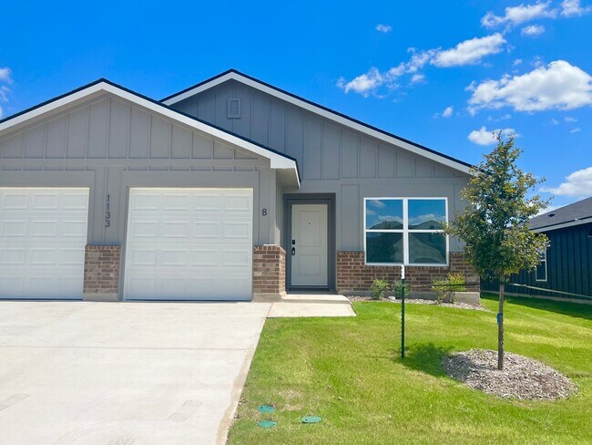 Building Photo - NEW IN MANAGEMENT - AVAILABLE NOW! MOVE IN...